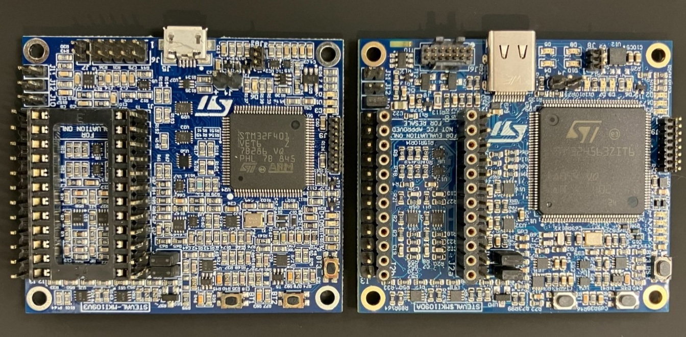 マザー・ボード　表（左：STEVAL-MKI109V3　/　右：STEVAL-MKI109D）