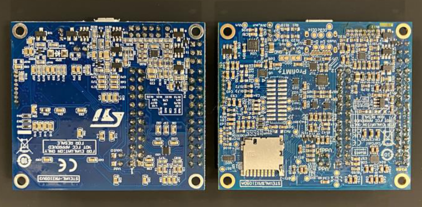 マザー・ボード　裏（左：STEVAL-MKI109V3　/　右：STEVAL-MKI109D）