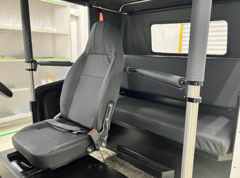 ドライバー＋3名　乗車。広い室内設計となっている写真